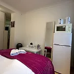 Economic Hotel-Like Room, En-Suite Sheperds Bush