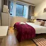 Economic Hotel-Like Room, En-Suite Sheperds Bush