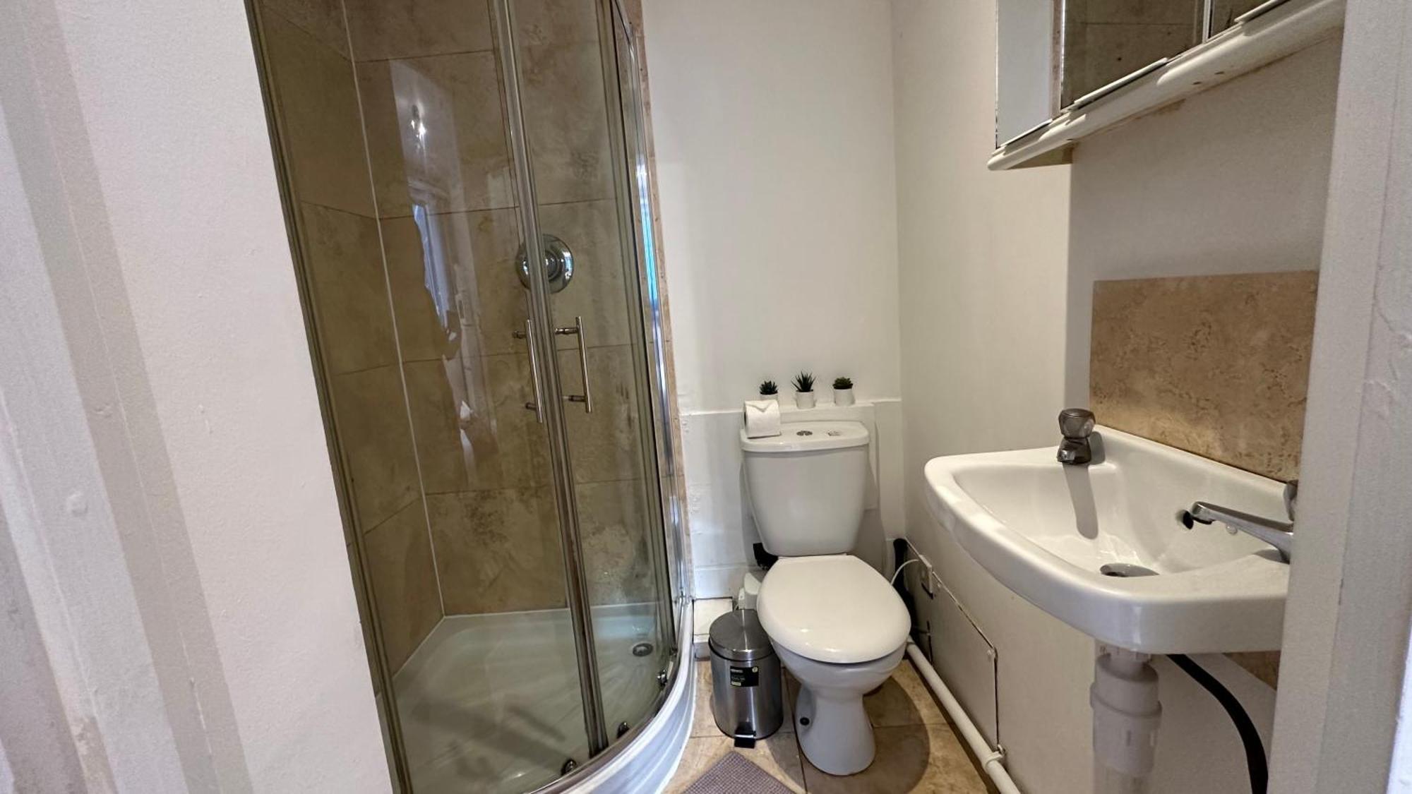Economic Hotel-like Room, En-suite Sheperds Bush Appartamento Londra